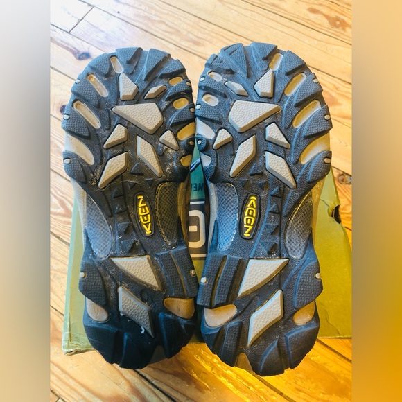 Like new Women's Targhee II Waterproof Keen hikers size nine. - Picture 5 of 7